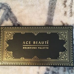ACE BEAUTĒ EYESHADOW PALLET
